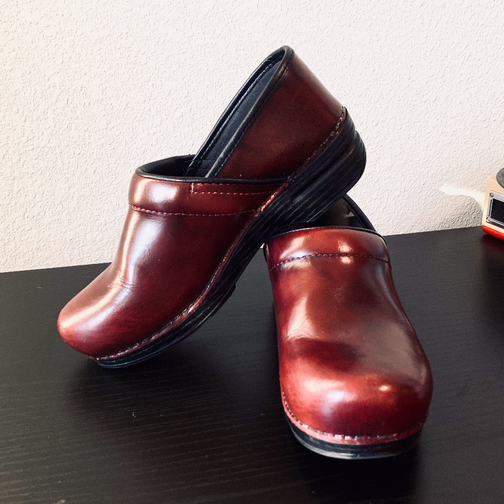 Dansko Women’s Pro XP 2.0 Burgundy Clogs, size 39
